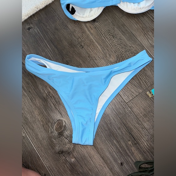 Medium, blue, cupped swim top, high rise bottoms. See the video for seem on top - Picture 7 of 12